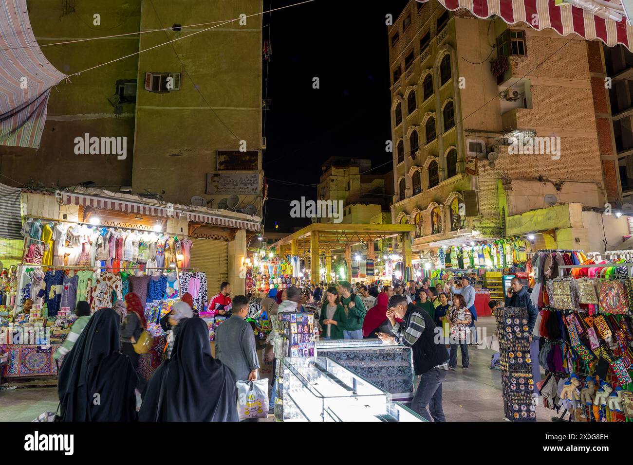 Händler und Leute, die auf dem ägyptischen Markt (Souk) von Assuan, Ägypten, einkaufen Stockfoto