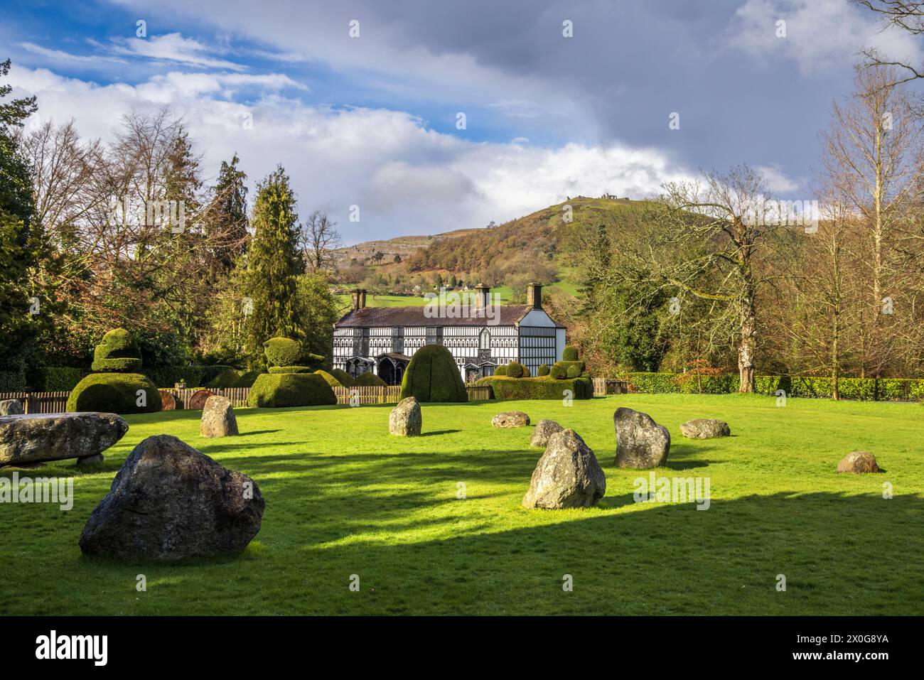 Plas Newydd in Llangollen mit Dinas Bran Castle im Hintergrund, Nordwales Stockfoto