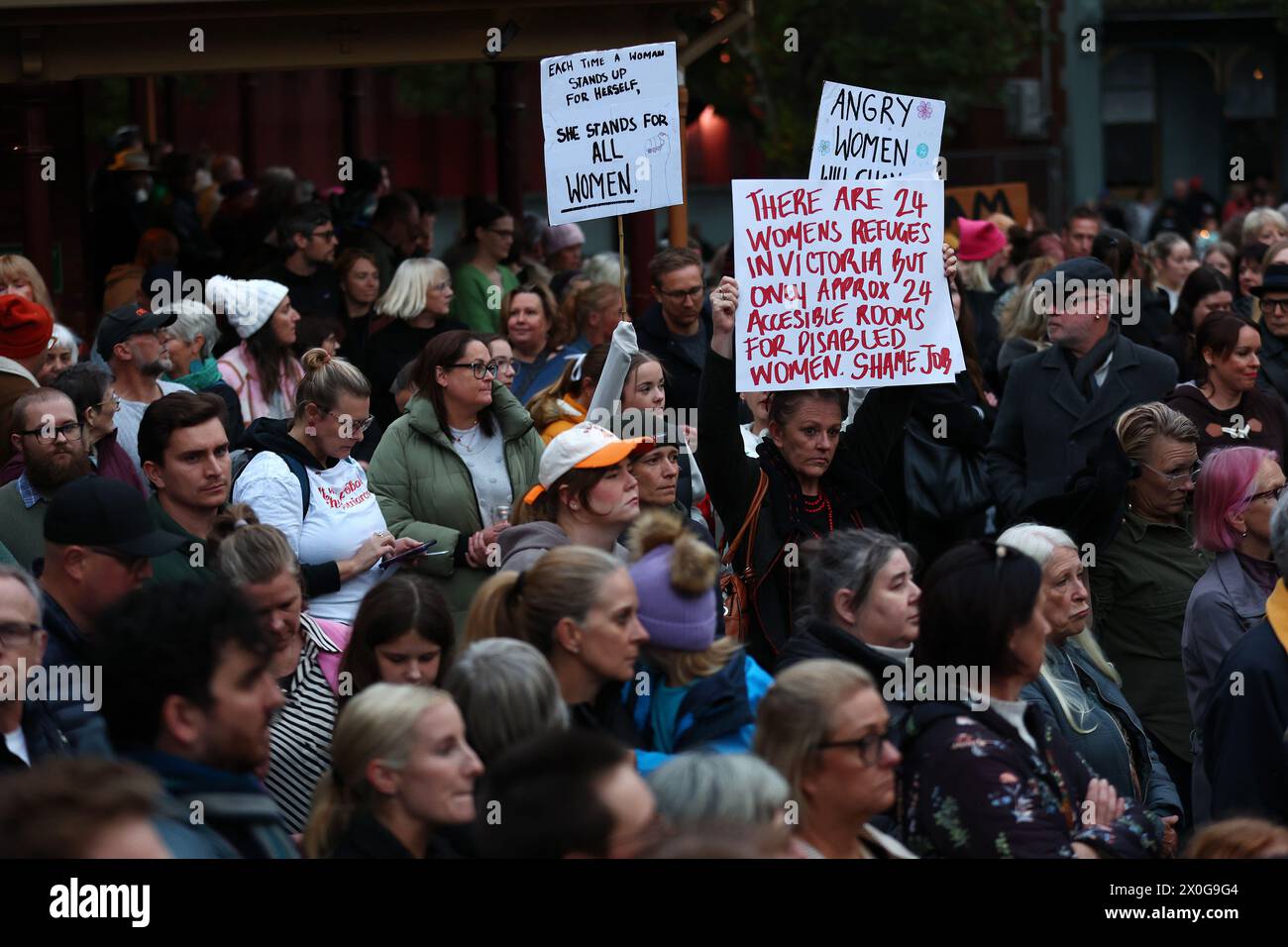 Ballarat, Australien. April 2024. Mitglieder der Ballarat-Gemeinde nehmen am Freitag, den 12. April 2024, an einer Kundgebung gegen die Gewalt von Männern Teil, nachdem drei Frauen in der regionalen viktorianischen Stadt in den letzten drei Monaten ermordet worden waren. (AAP Image/Con Chronis) KEIN ARCHIVIERUNGSGUTHABEN: Australian Associated Press/Alamy Live News Stockfoto