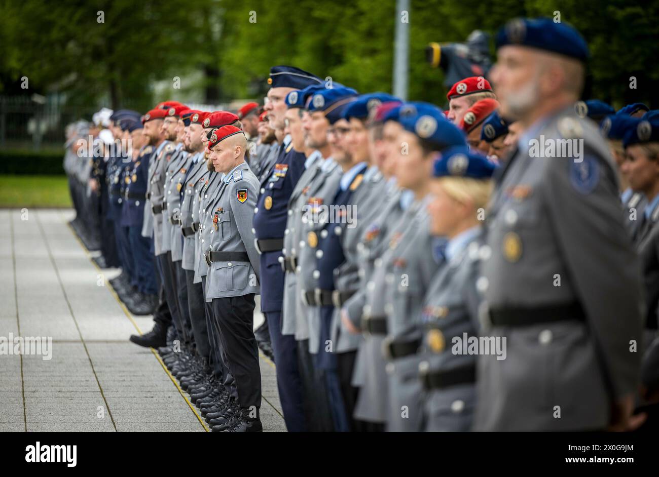 Berlin, Deutschland. April 2024. Soldaten verschiedener Streitkräfte beim letzten namentlichen Aufruf beim Bundesministerium für Verteidigung in Anerkennung der Mali-Missionen der Bundeswehr Credit: dpa/Alamy Live News Stockfoto