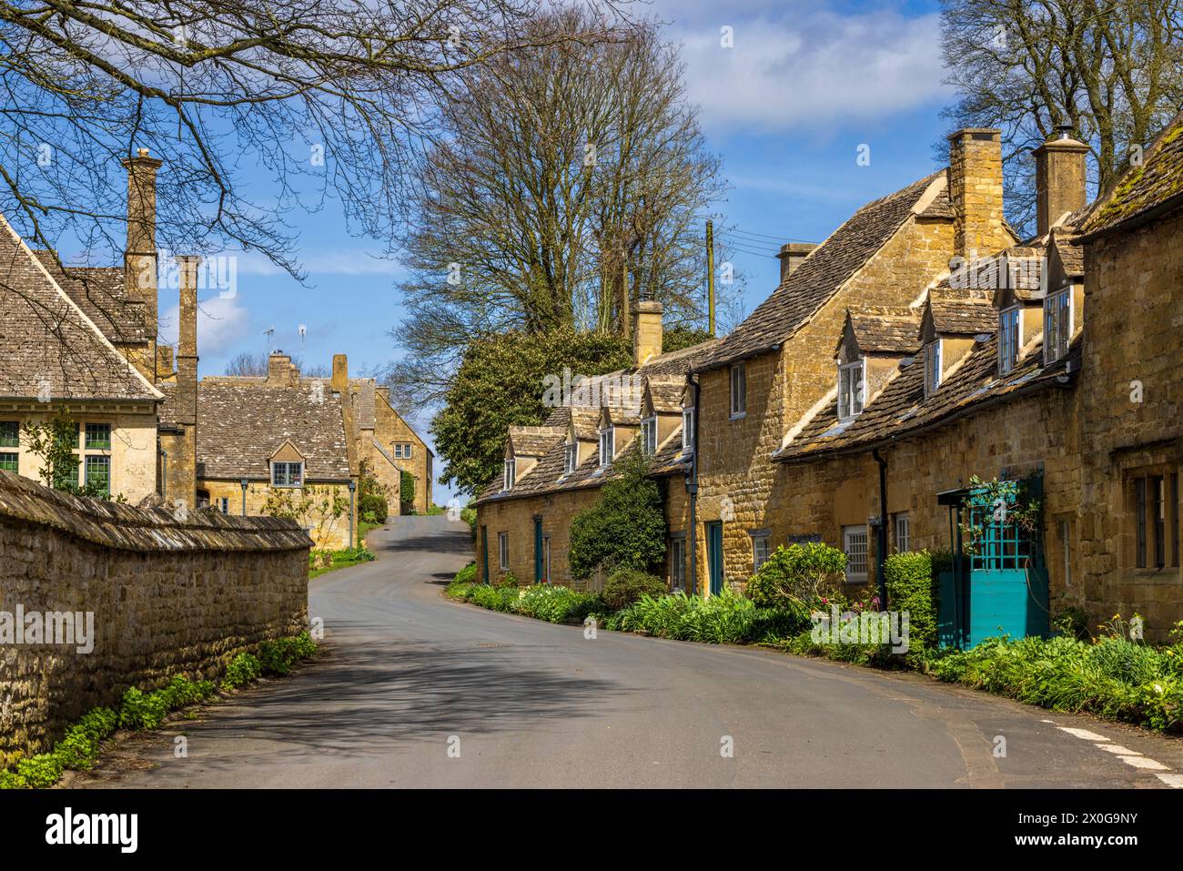 Snowshill Manor und Cotswold Stone Cottages im Dorf Snowshill, Gloucestershire, England Stockfoto