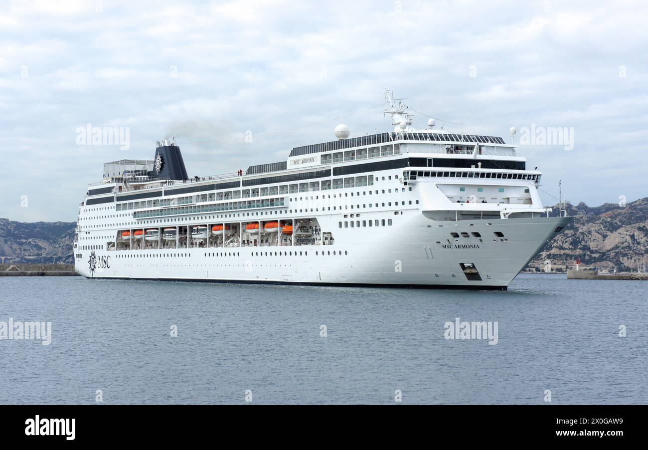 Das Kreuzfahrtschiff MSC Armonia nach der Jumboisung (Verlängerung durch Hinzufügen eines Abschnitts zwischen den Schiffen), MSC Cruises, MPCT - Kreuzfahrthafen Marseille Provence Stockfoto