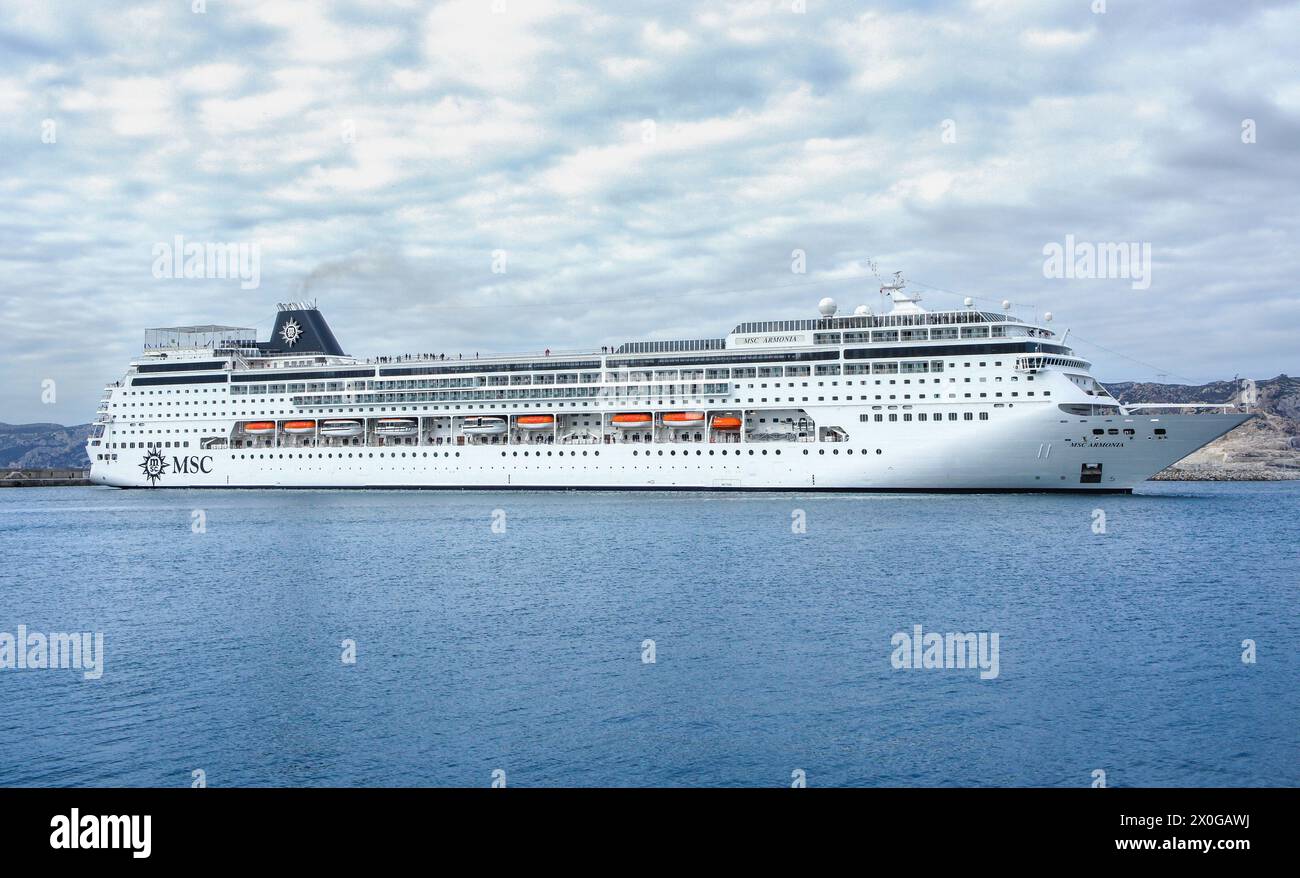 Das Kreuzfahrtschiff MSC Armonia nach der Jumboisung (Verlängerung durch Hinzufügen eines Abschnitts zwischen den Schiffen), MSC Cruises, MPCT - Kreuzfahrthafen Marseille Provence Stockfoto