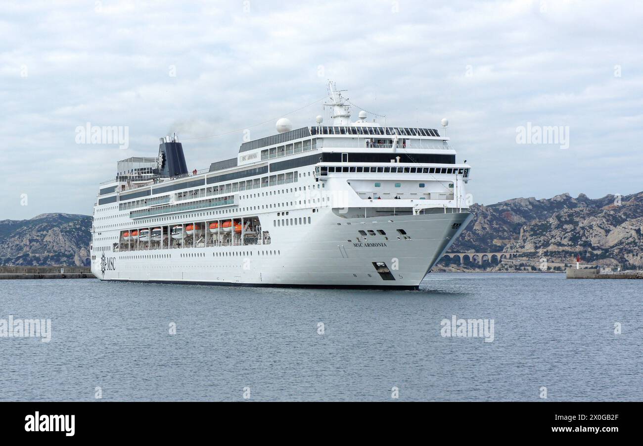 Das Kreuzfahrtschiff MSC Armonia nach der Jumboisung (Verlängerung durch Hinzufügen eines Abschnitts zwischen den Schiffen), MSC Cruises, MPCT - Kreuzfahrthafen Marseille Provence Stockfoto