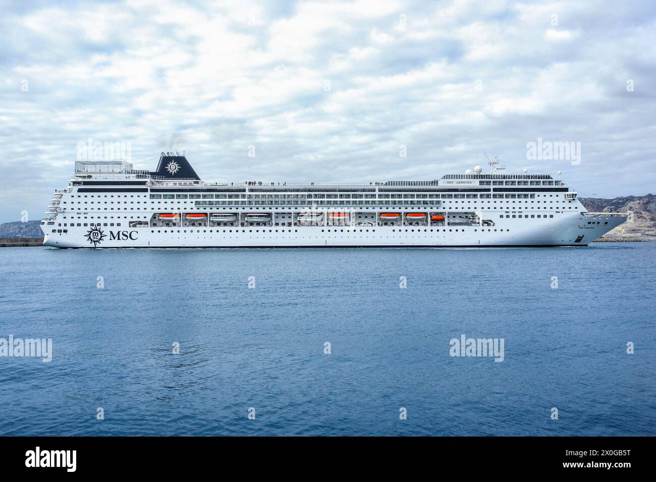 Das Kreuzfahrtschiff MSC Armonia nach der Jumboisung (Verlängerung durch Hinzufügen eines Abschnitts zwischen den Schiffen), MSC Cruises, MPCT - Kreuzfahrthafen Marseille Provence Stockfoto