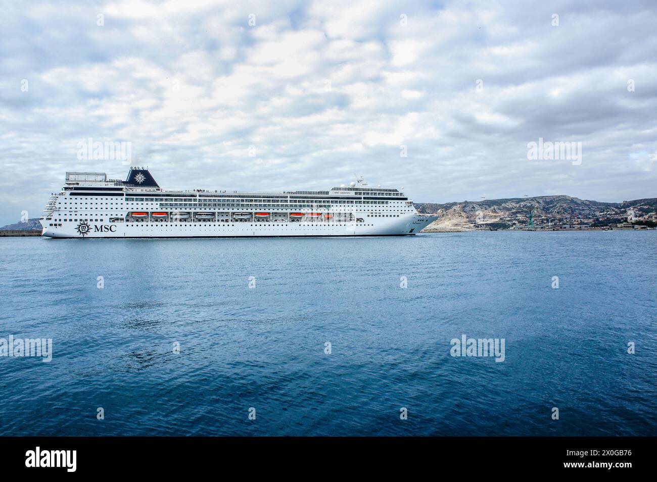 Das Kreuzfahrtschiff MSC Armonia nach der Jumboisung (Verlängerung durch Hinzufügen eines Abschnitts zwischen den Schiffen), MSC Cruises, MPCT - Kreuzfahrthafen Marseille Provence Stockfoto