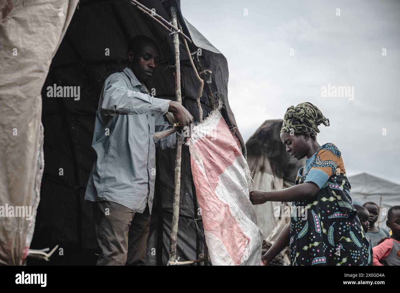 Goma, Demokratische Republik Kongo. April 2024. Am 11. April 2024 bauen Menschen ein Zelt im Lager für Binnenvertriebene, in dem Zehntausende von Kriegsvertriebenen leben, am Stadtrand von Goma in der östlichen Demokratischen Republik Kongo. Quelle: Wang Guansen/Xinhua/Alamy Live News Stockfoto