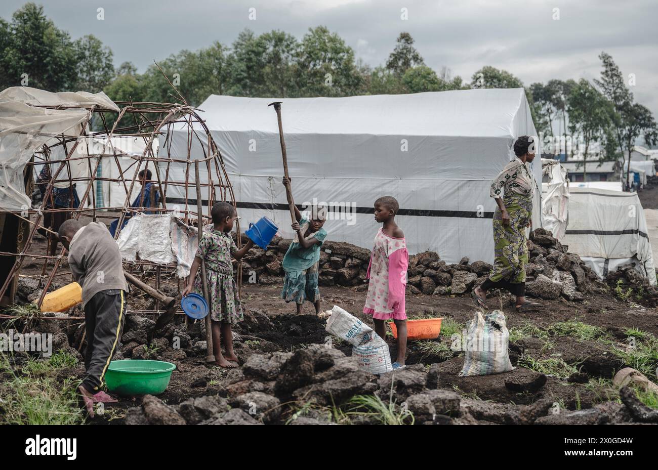 Goma, Demokratische Republik Kongo. April 2024. Kinder bauen am 11. April 2024 ein Zelt im Lager für Binnenvertriebene, in dem Zehntausende von Kriegsvertriebenen leben, am Stadtrand von Goma, im Osten der Demokratischen Republik Kongo. Quelle: Wang Guansen/Xinhua/Alamy Live News Stockfoto