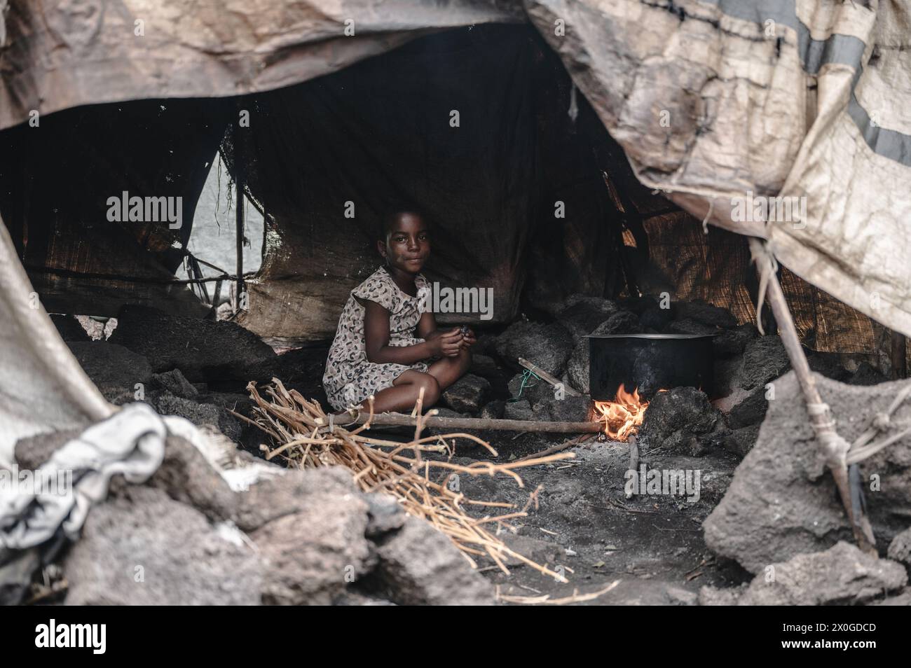 Goma, Demokratische Republik Kongo. April 2024. Ein Vertriebenes Kind kocht in einem Zelt im Lager für Binnenvertriebene (IDP), in dem Zehntausende von Kriegsvertriebenen leben, am Stadtrand von Goma, östliche Demokratische Republik Kongo, 11. April 2024. Quelle: Wang Guansen/Xinhua/Alamy Live News Stockfoto