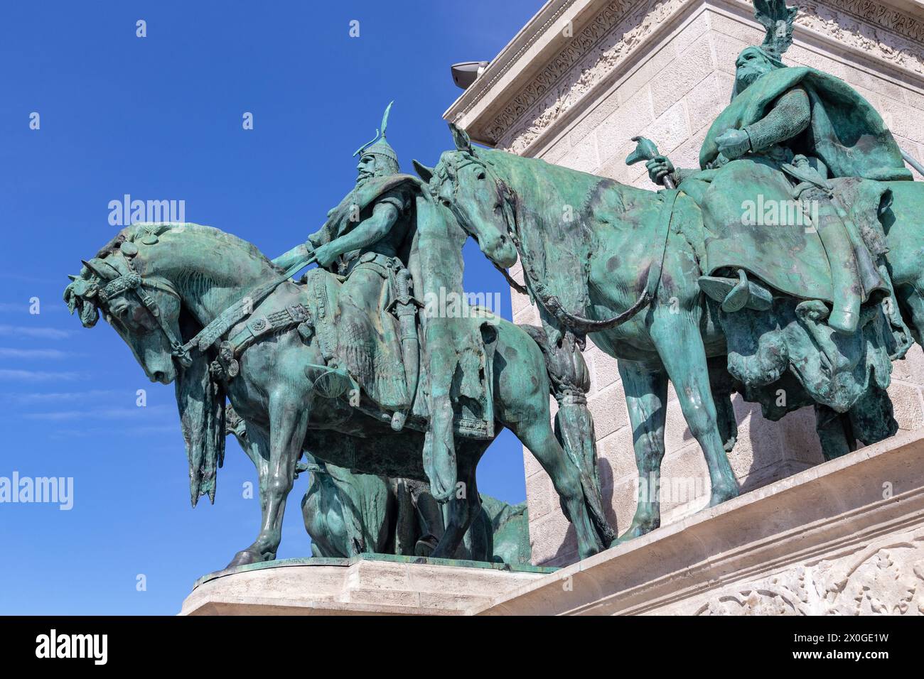 BUDAPEST, HUNGURY - 13. MÄRZ 2023: Dies ist eine Skulptur des Gründers des ungarischen Staates Prinz Apard mit Kriegern auf dem Podest der Millen Stockfoto
