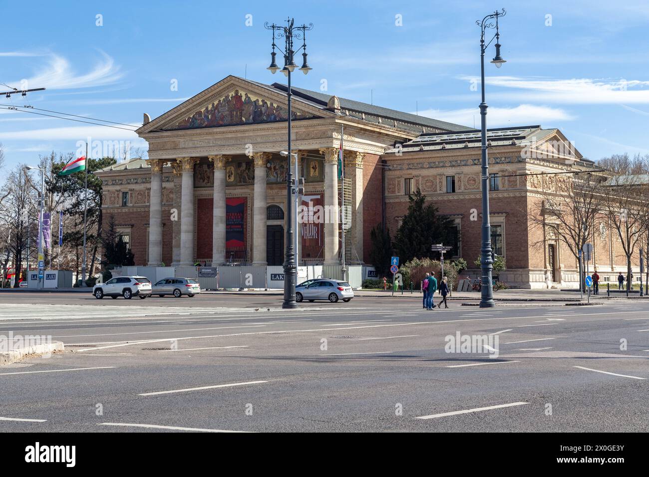 BUDAPEST, HUNGURY - 13. MÄRZ 2013: Dies ist ein Gebäude im klassischen Stil des Mucharnok Art Museum auf dem Platz der Helden. Stockfoto