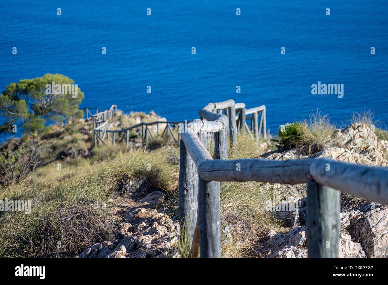 Zaun vor dem Torre Vigia de Cerro Gordo, einem Wachturm, der nach Piraten Ausschau hält. La Herradura, Andulasia, Südspanien Stockfoto