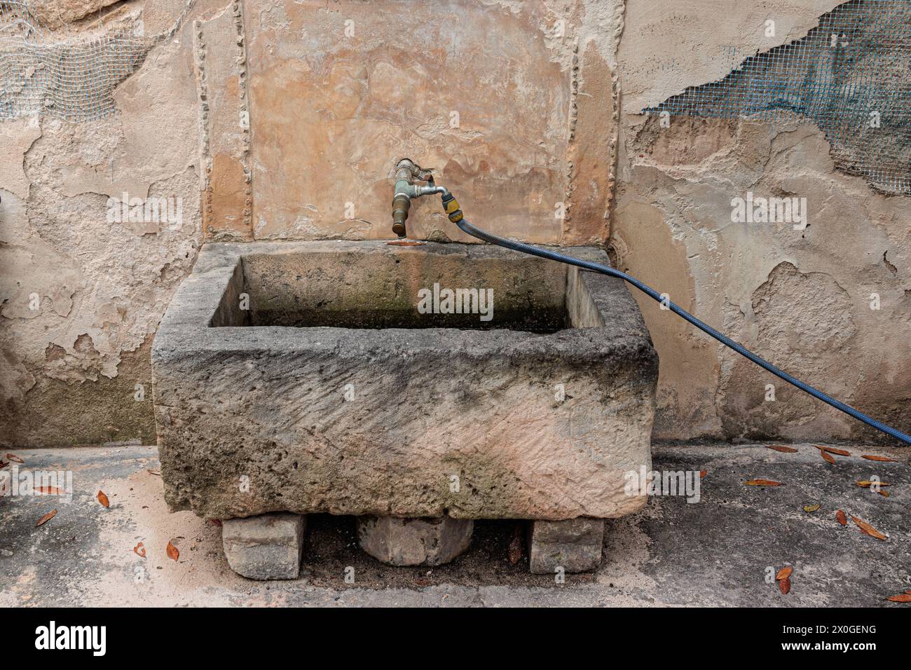 Alte Steinwasserrinne in Palma, Mallorca Stockfoto