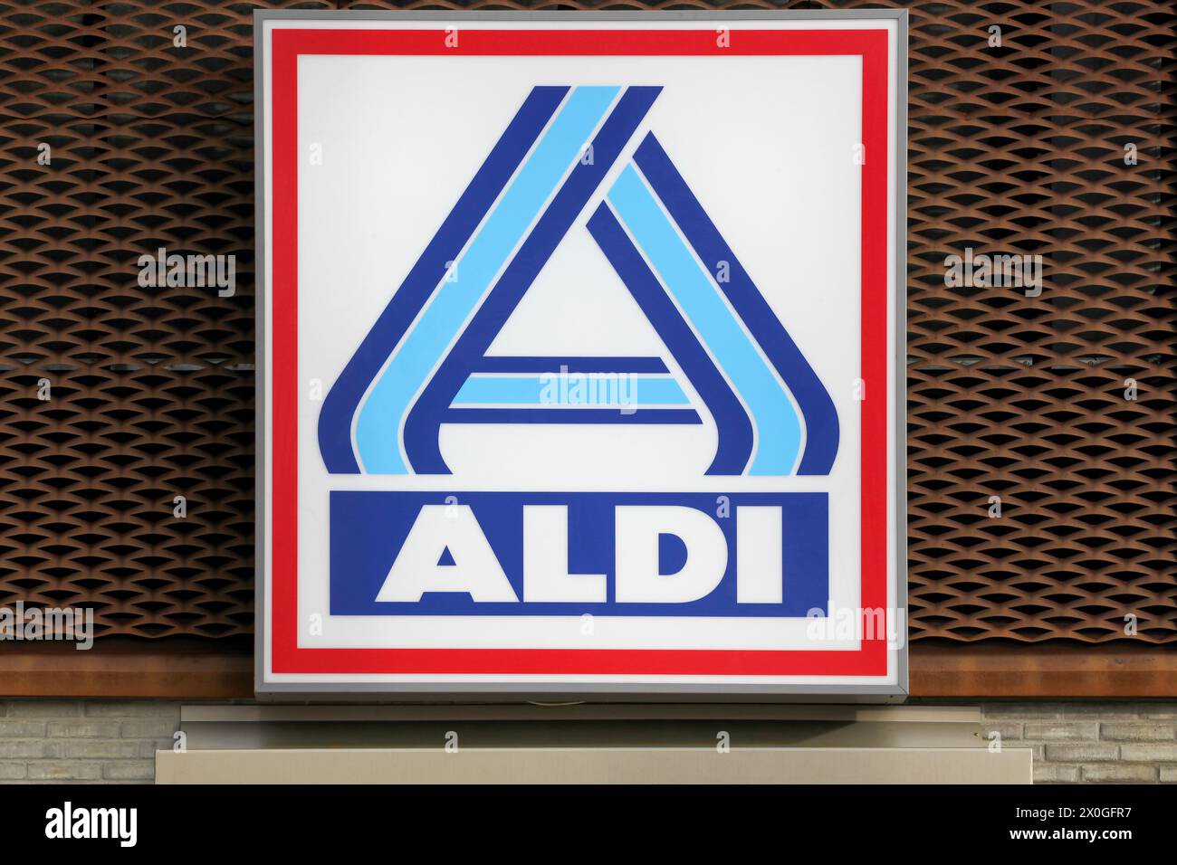 Odense, Dänemark - 8. November 2021: Aldi-Logo an einer Wand. Aldi ist eine weltweit führende Supermarktkette mit über 10 000 Geschäften in 18 Ländern Stockfoto