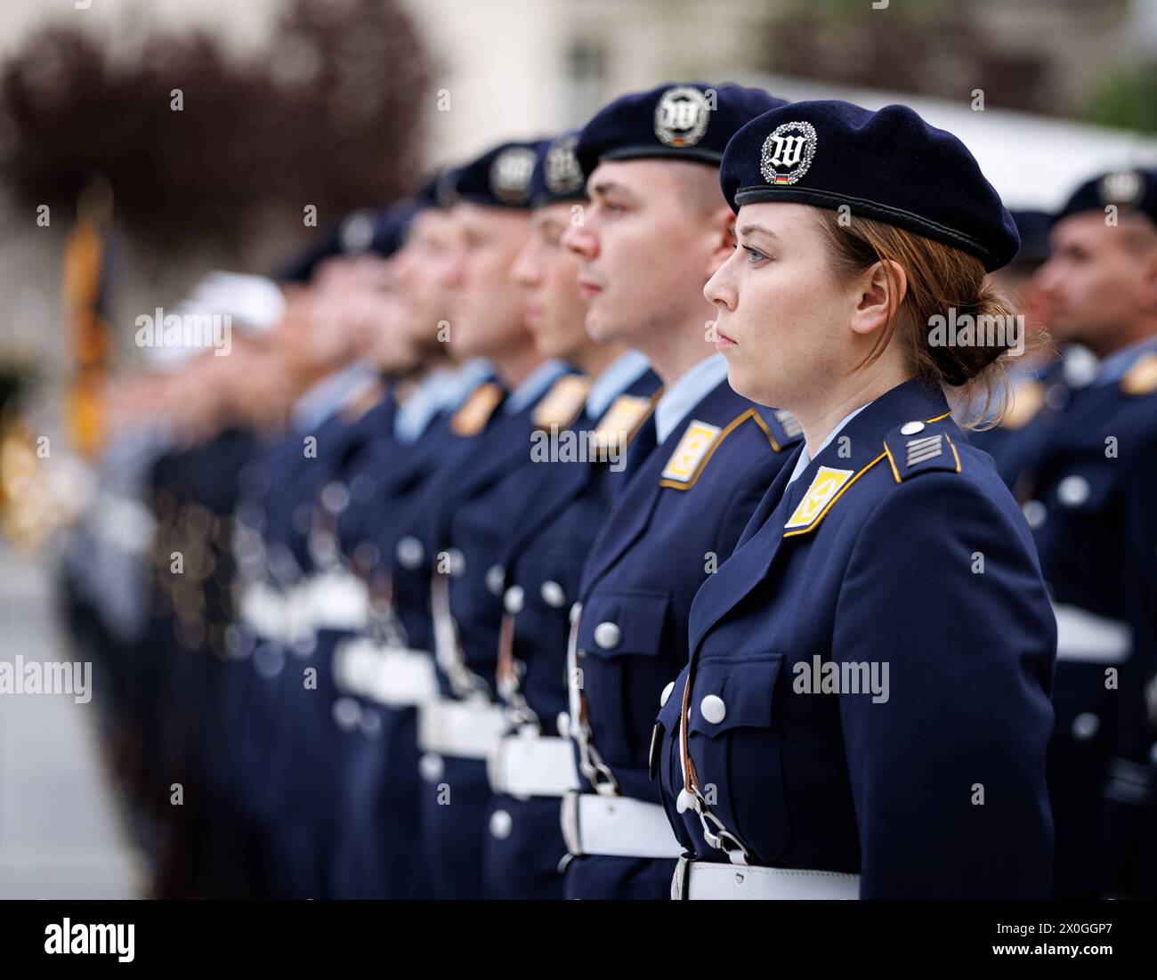 Luftwaffensoldatin und Kameraden des Wachbataillons, aufgenommen im Rahmen des Abschlussappells der Bundeswehr-Einsaetze MINUSMA und EUTM Mali im Bundesministerium der Verteidigung in Berlin, 22.02.2024. Berlin Deutschland *** Luftwaffensoldaten und Kameraden des Wachbataillons, aufgenommen beim letzten namentlichen Aufruf der Bundeswehreinsätze MINUSMA und EUTM Mali beim Bundesverteidigungsministerium in Berlin, 22 02 2024 Berlin Deutschland Copyright: xJulianexSonntagxphotothek.dex Stockfoto