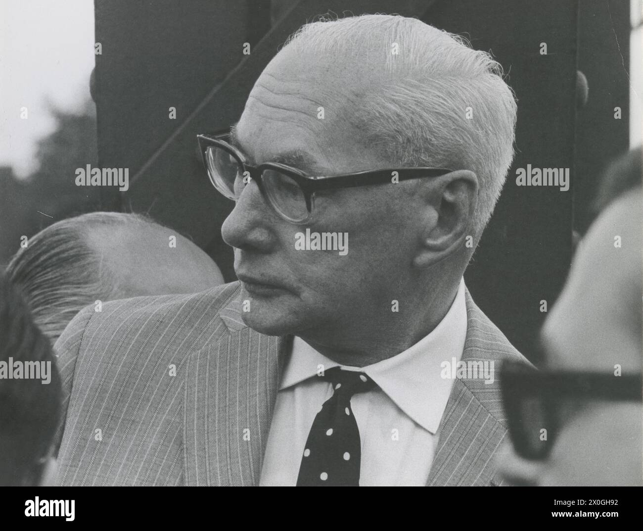 Â¾ Seitenansicht eines Mannes mit kurzen grauen Haaren und Hornbrille [automatisierte Übersetzung] Stockfoto
