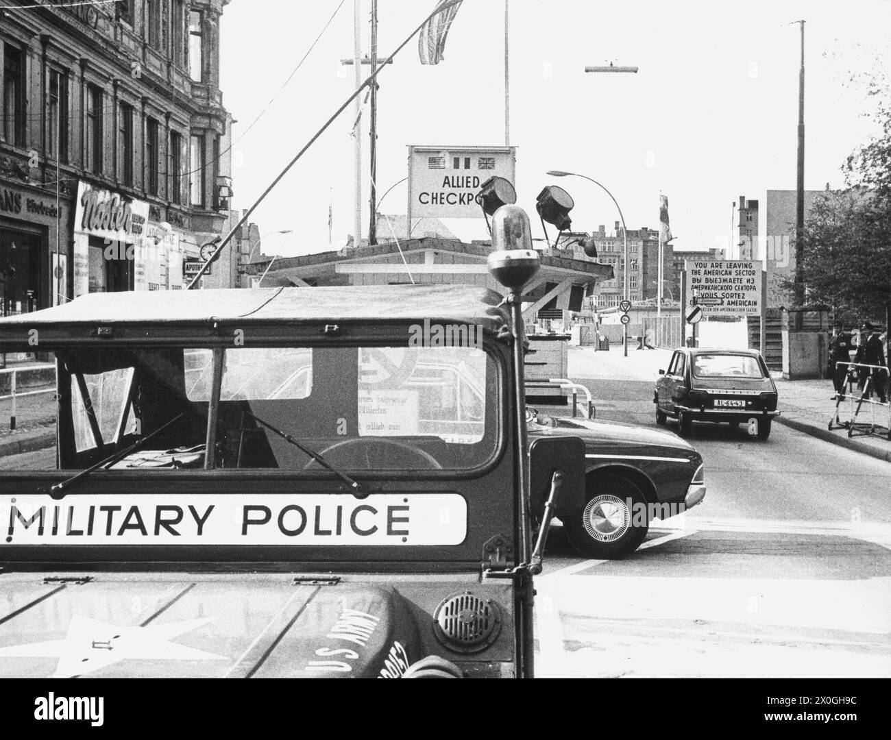 Ein Fahrzeug der Militärpolizei vor dem Checkpoint Charlie in West-Berlin. [Automatisierte Übersetzung] Stockfoto