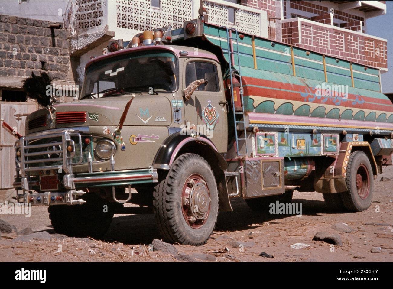 Ein farbenfroher Tanker vor einem Gebäude in al-Mokha, Jemen. [Automatisierte Übersetzung] Stockfoto