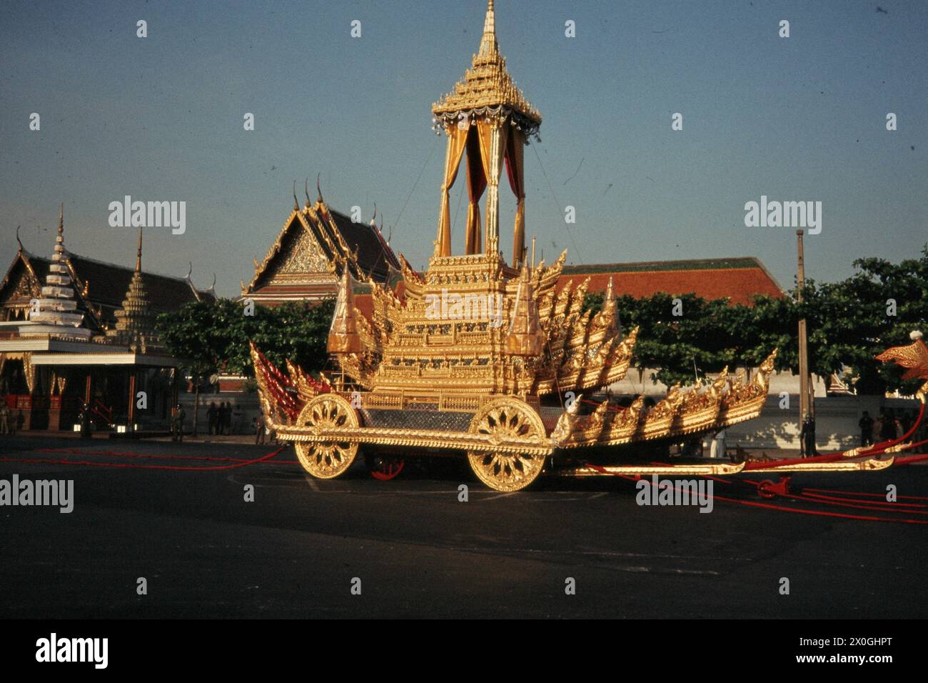 Der Königliche große Sieg Charriot mit goldener Urne und bunten Spiegeln in Bangkok. [Automatisierte Übersetzung] Stockfoto