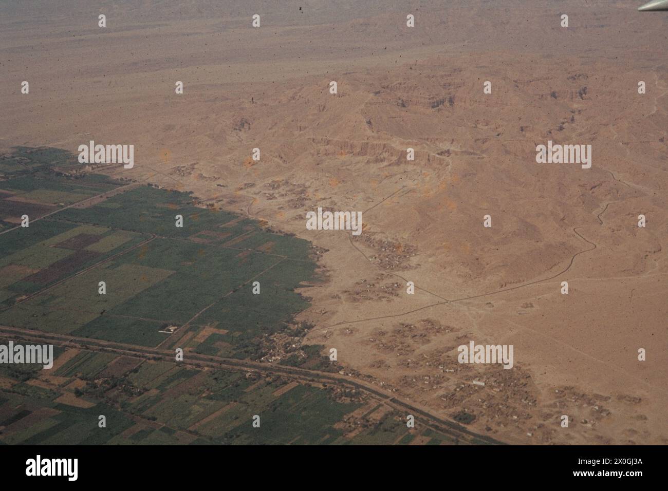Blick aus der Ebene des Niltals westlich von Luxor. [Automatisierte Übersetzung] Stockfoto