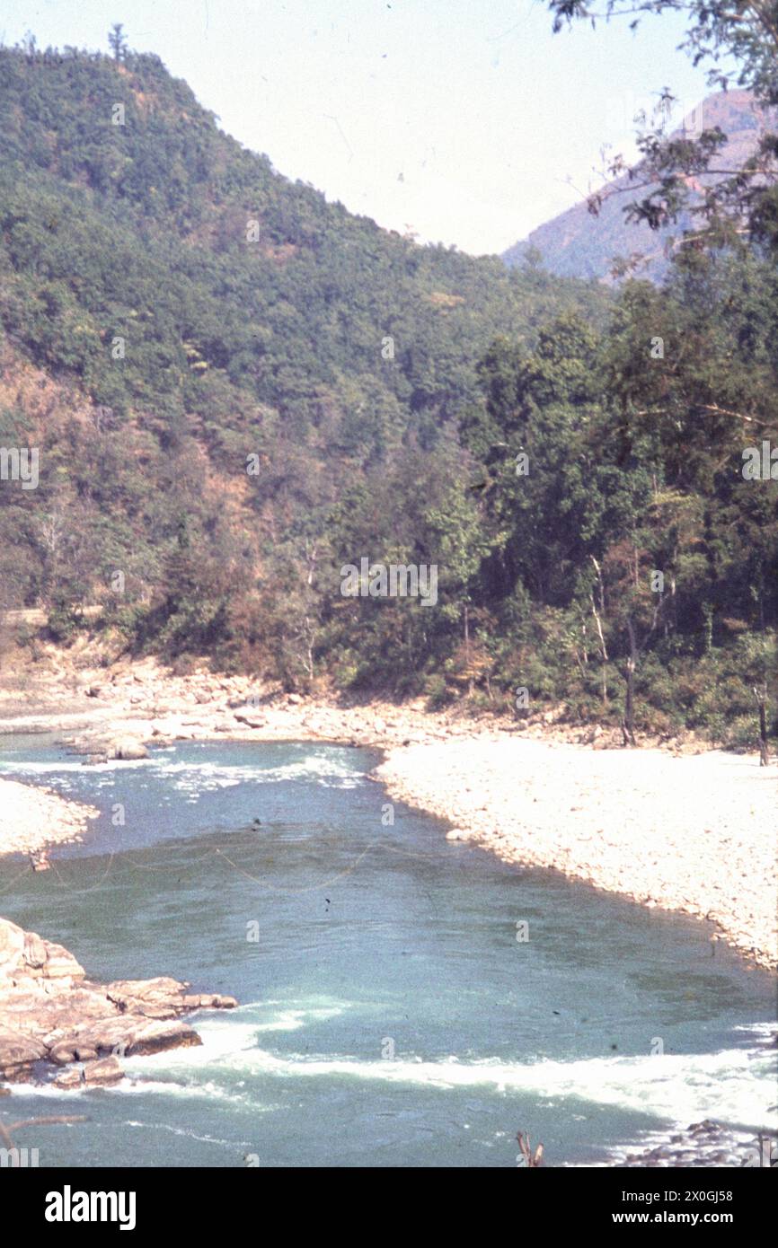 Der Seti Gandaki River mit einer Spannbrücke vor dem Himalchuli in der Nähe von Chitlang. [Automatisierte Übersetzung] Stockfoto