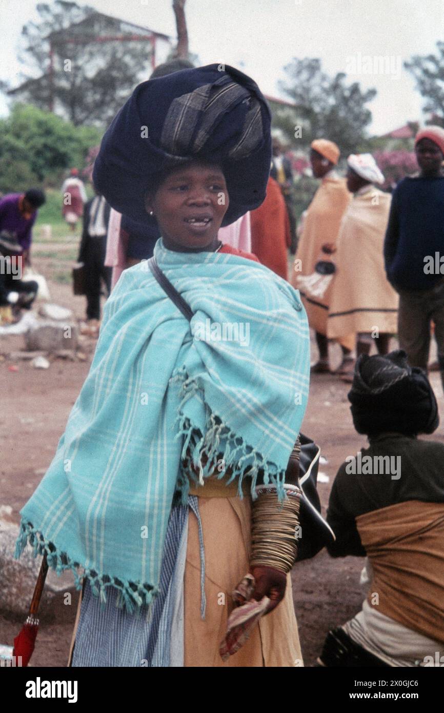 Eine Frau aus der Xhosa-Ethnie, die turbanähnliche Kopfbedeckungen auf einem Markt in Idtywa in Transkei trägt. [Automatisierte Übersetzung] Stockfoto