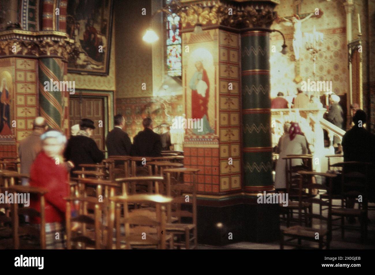 Betet in der Kapelle des Heiligen Blutes in Brügge. [Automatisierte Übersetzung] Stockfoto