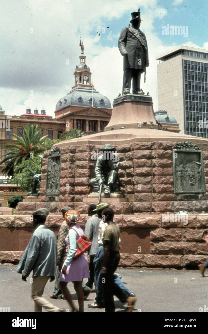 Eine Gruppe von Südafrikanern vor dem Paul Krüger Memorial auf dem Kirchplatz in Pretoria. [Automatisierte Übersetzung] Stockfoto