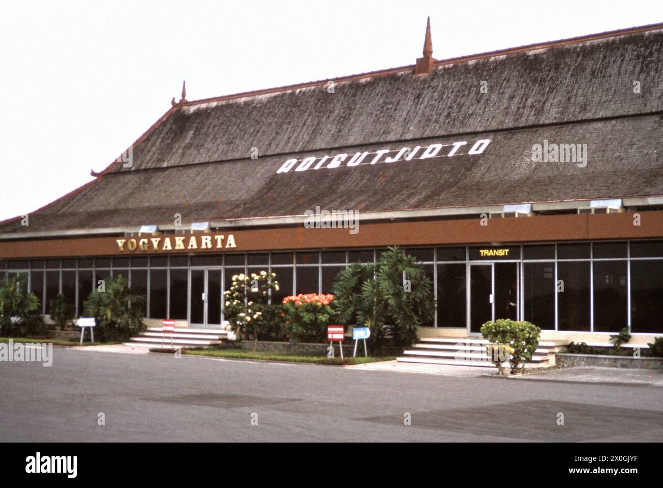 Blick vom Flugplatz zum Hauptgebäude des Flughafens Jogjakarta. [Automatisierte Übersetzung] Stockfoto