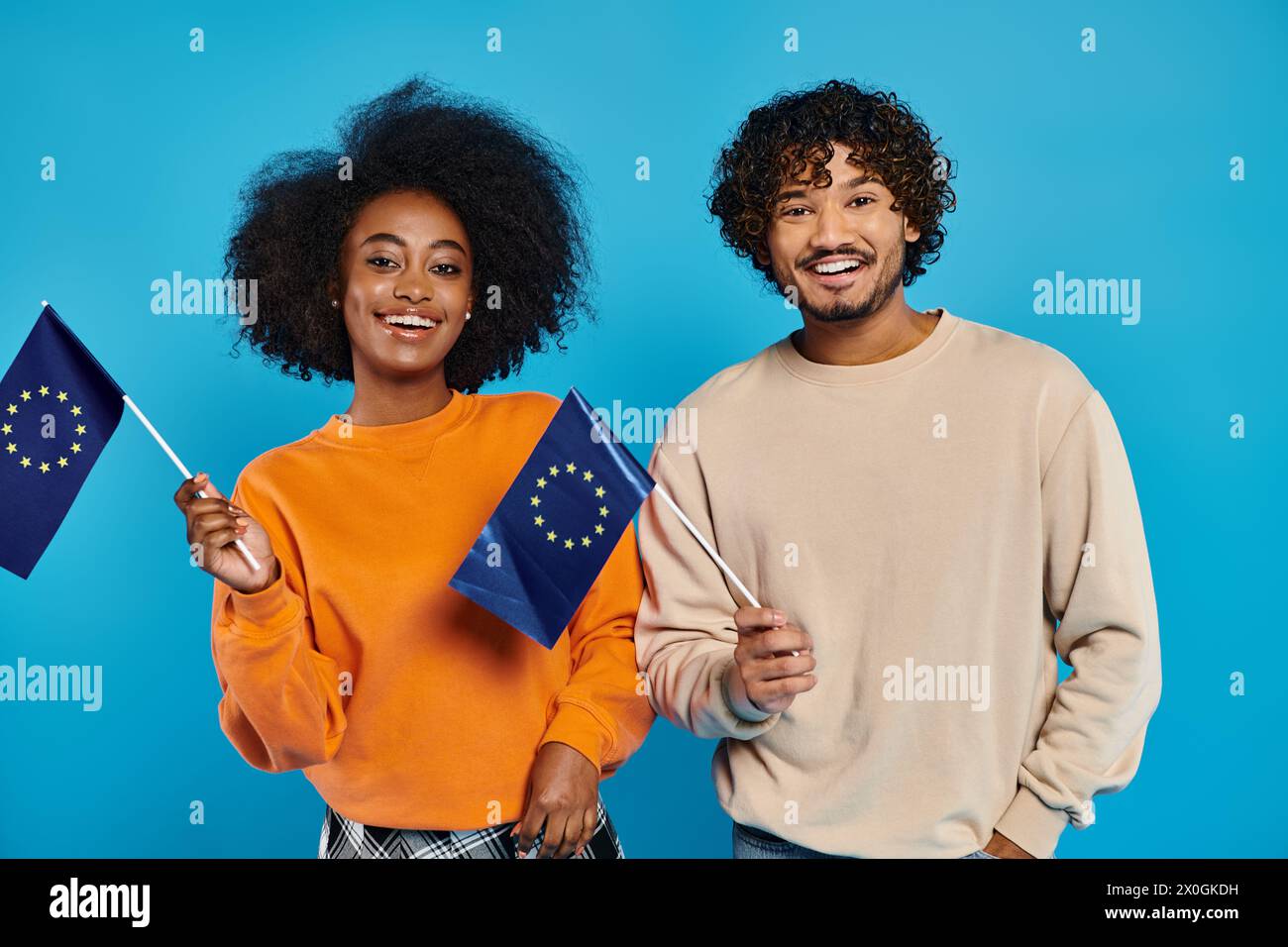 Ein Mann und eine Frau, ein Paar zwischen den Rassen, stolz zwei Fahnen zusammen halten, um Einheit und Harmonie zu zeigen. Stockfoto