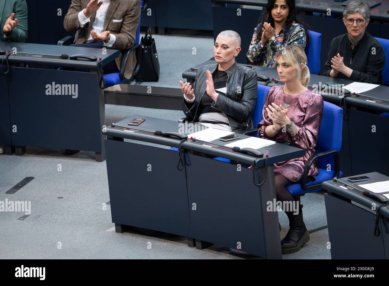 Deutscher Bundestag, 164. Plenarsitzung Nyke Slawik Gruene gemeinsam mit Tessa Ganserer Gruene beim Tagesordnungspunkt Selbstbestimmung in Bezug auf den Geschlechtseintrag im Plenum bei der 164. Sitzung des Deutschen Bundestages in Berlin, 12.04.2024 Berlin Deutschland *** Deutscher Bundestag, 164 Plenartagung Nyke Slawik Gruene zusammen mit Tessa Ganserer Gruene zum Tagesordnungspunkt Selbstbestimmung hinsichtlich der Geschlechtereingabe im Plenum auf der Tagung des Deutschen Bundestages in Berlin 164, 12 04 2024 Berlin Berlin Deutschland Stockfoto