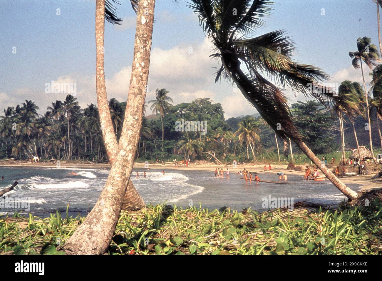 Menschen am Strand der Badebucht der karibischen Hafenstadt Portobelo. [Automatisierte Übersetzung] Stockfoto