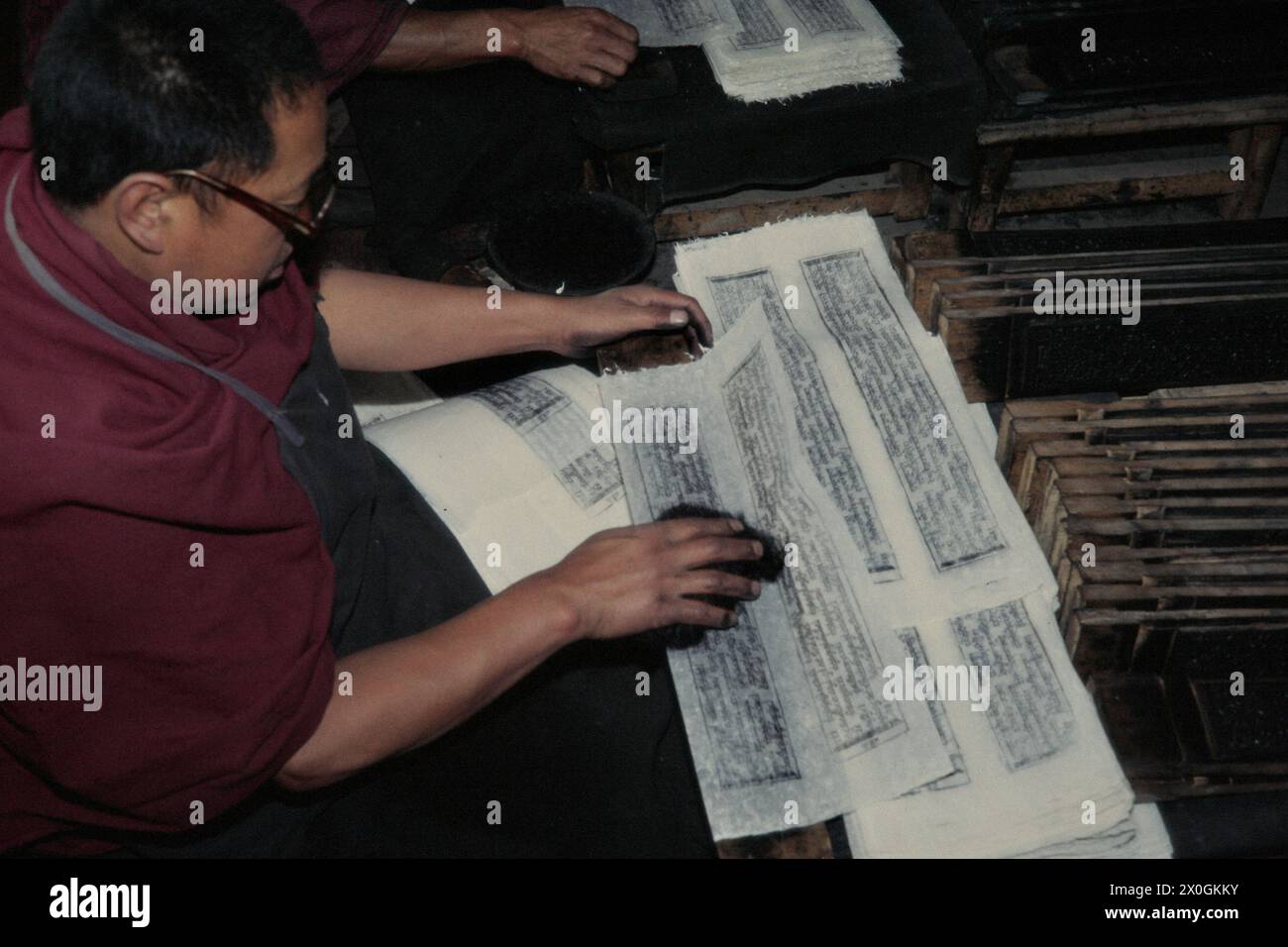 Ein Mönch bei der Arbeit in einer klösterlichen Druckanstalt in Xining. [Automatisierte Übersetzung] Stockfoto