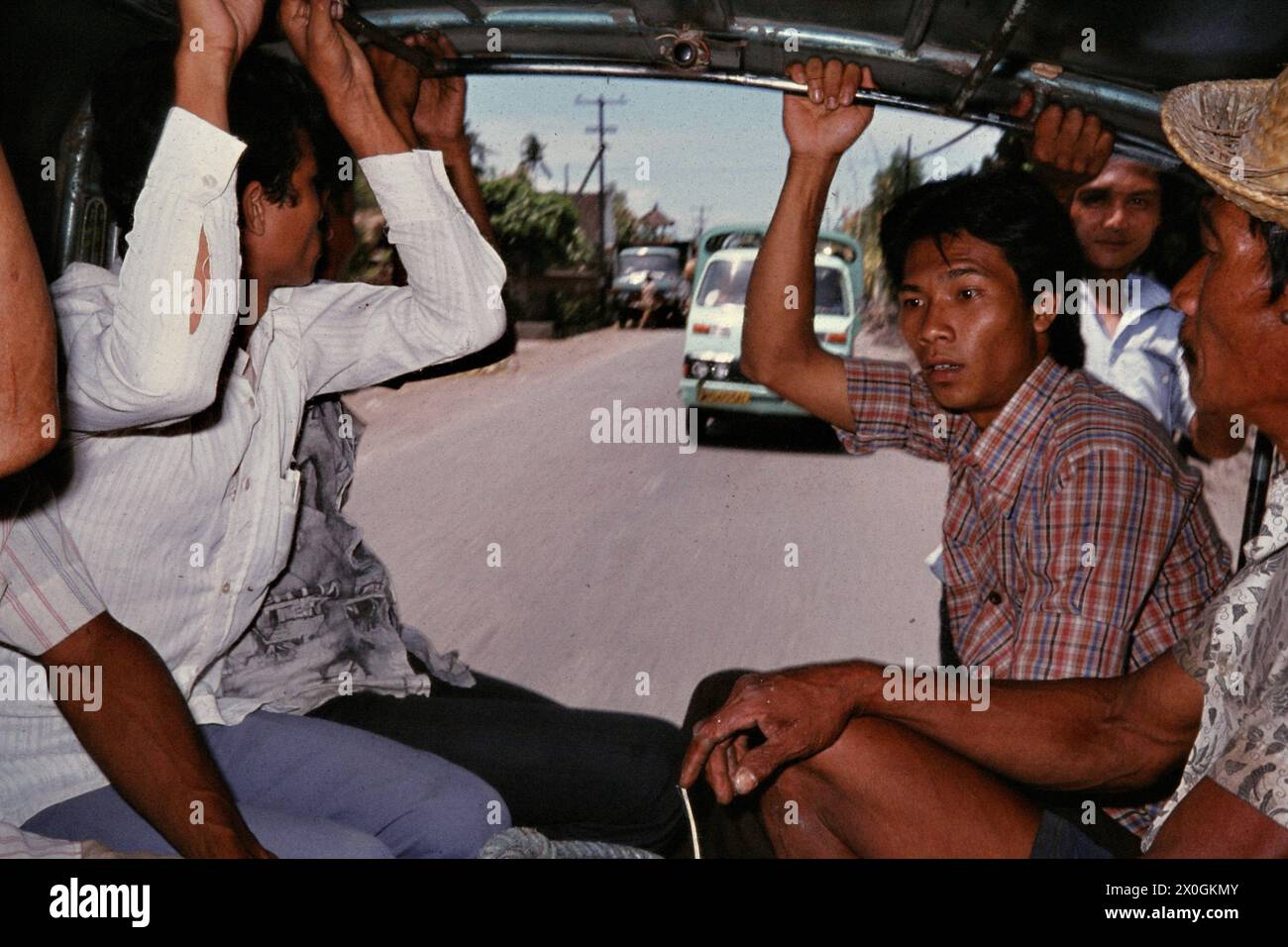 Die Passagiere eines Bemo-Busses auf dem Weg von Denpasar nach Kuta. [Automatisierte Übersetzung] Stockfoto