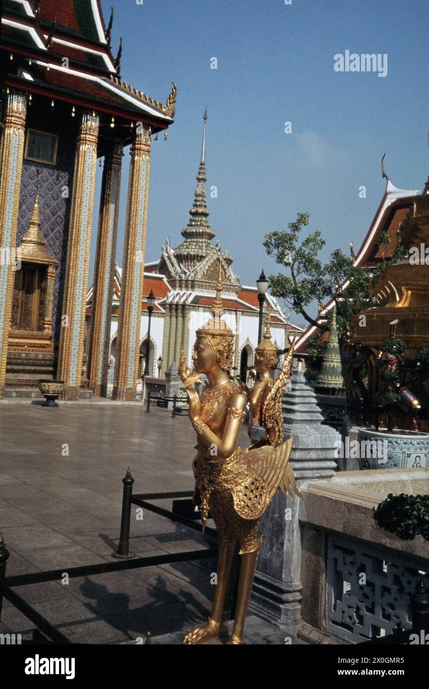 Zwei vergoldete Statuen des Fabelwesen Kinnorn vor dem königlichen Pantheon Prasat Phra Thepbidorn in Bangkok. [Automatisierte Übersetzung] Stockfoto