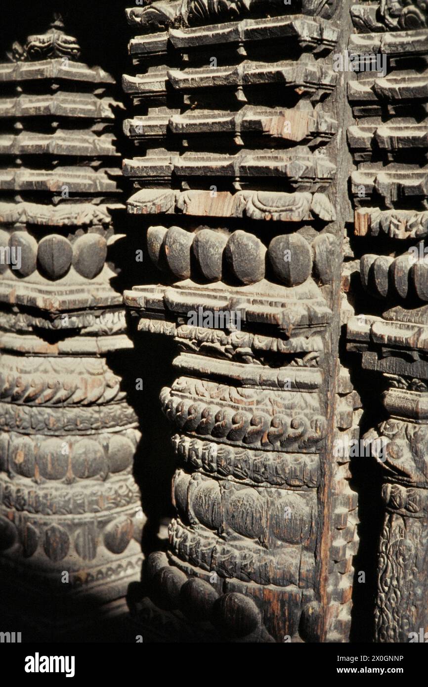 Nahaufnahme einer Säule des Judgment Hall mit geschnitzten Verzierungen im Mul Chowk des Royal Palace in Patan. [Automatisierte Übersetzung] Stockfoto