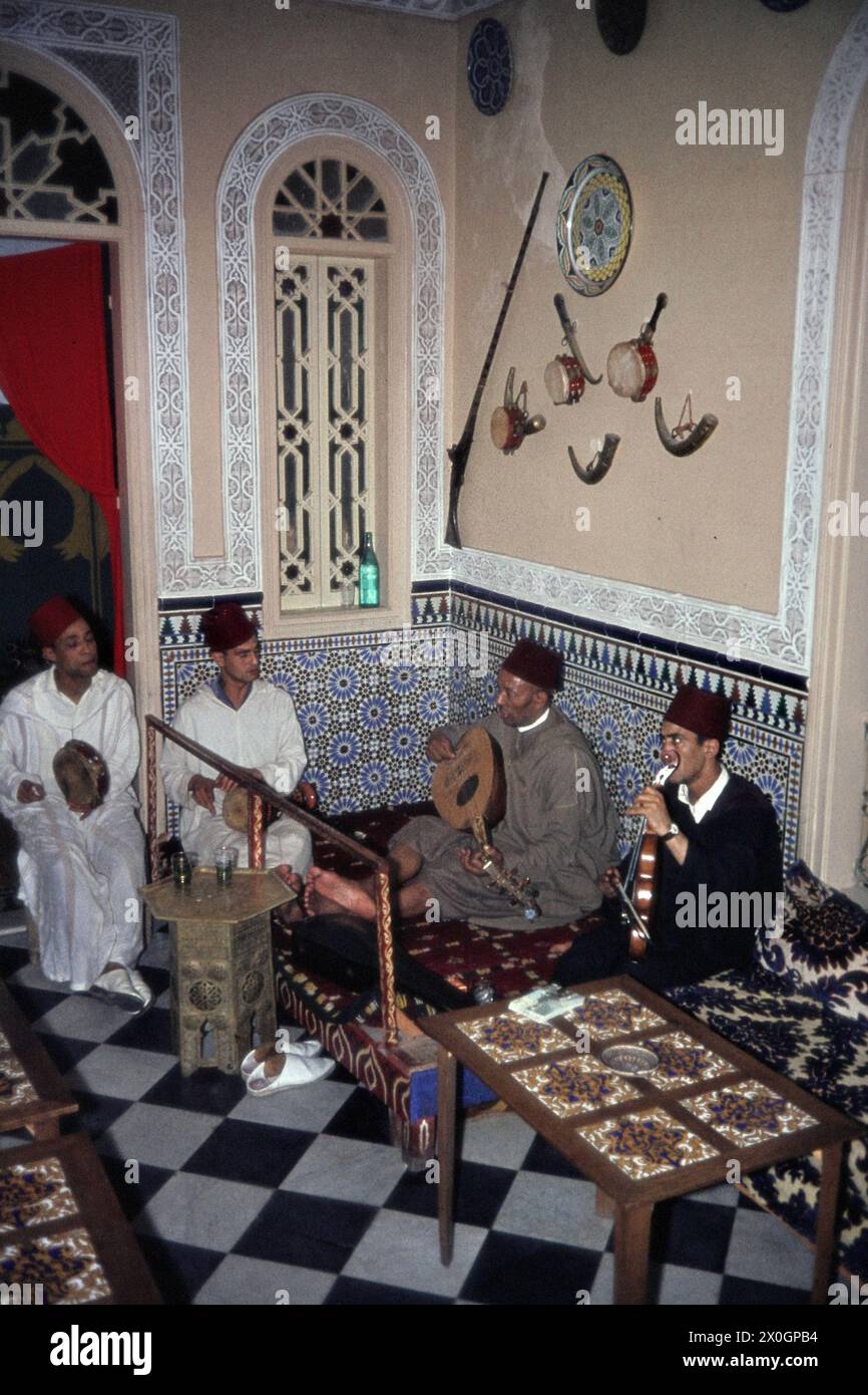 Marokkanische Musiker im traditionellen Kleid spielen Teemusik in einem maurischen Café in Tanger. [Automatisierte Übersetzung] Stockfoto