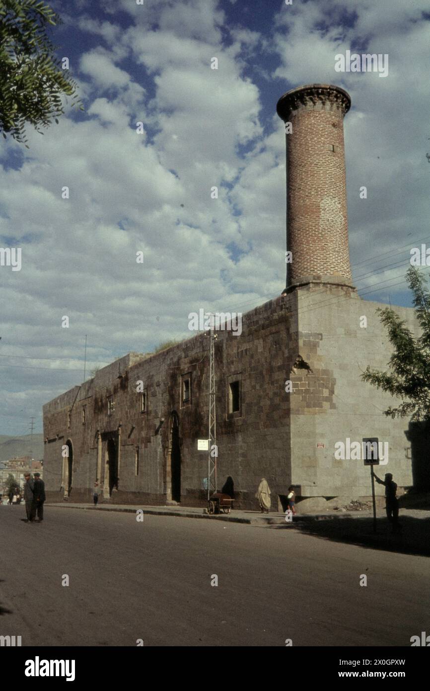 Blick von einer Straße auf das Minarett der Ulu-Camo-Moschee in Erzurum. [Automatisierte Übersetzung] Stockfoto