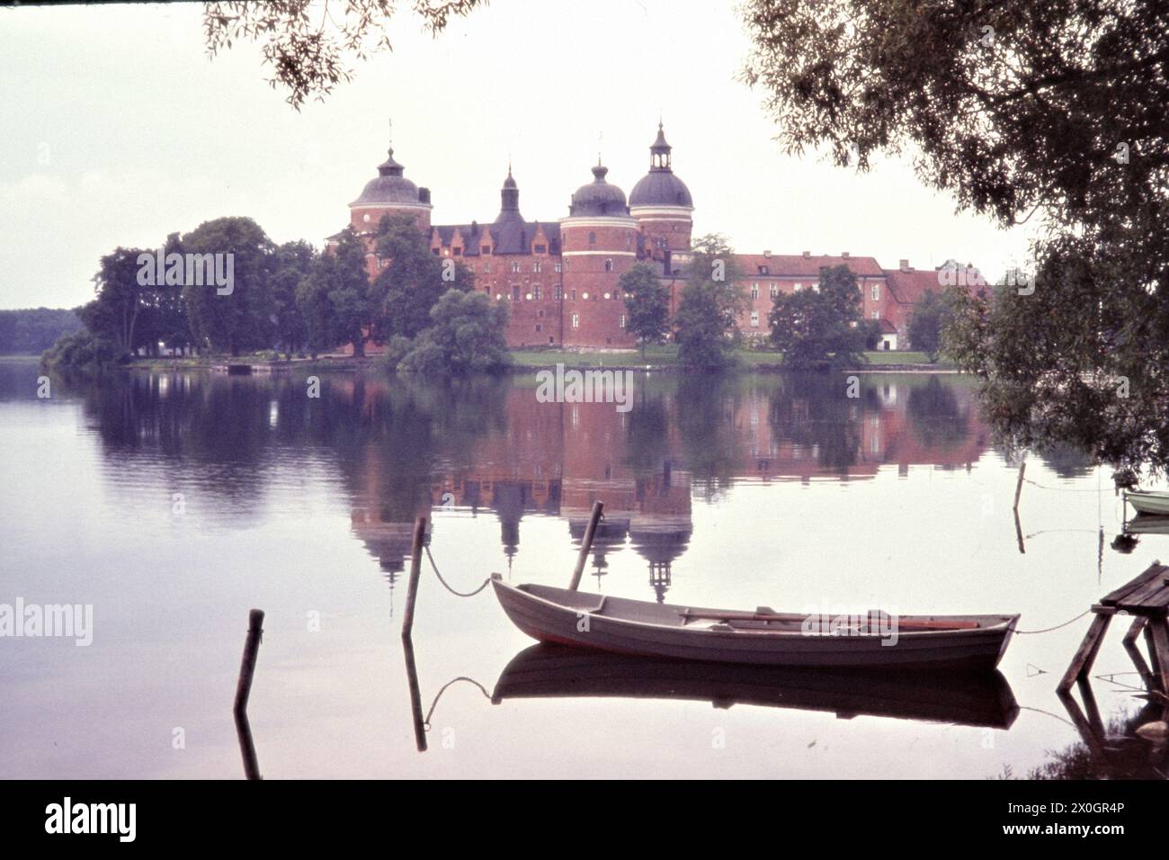 Blick über das Wasser auf die Ostseite der Burg Gripsholm in Mariefred in Strängnäs. [Automatisierte Übersetzung] Stockfoto