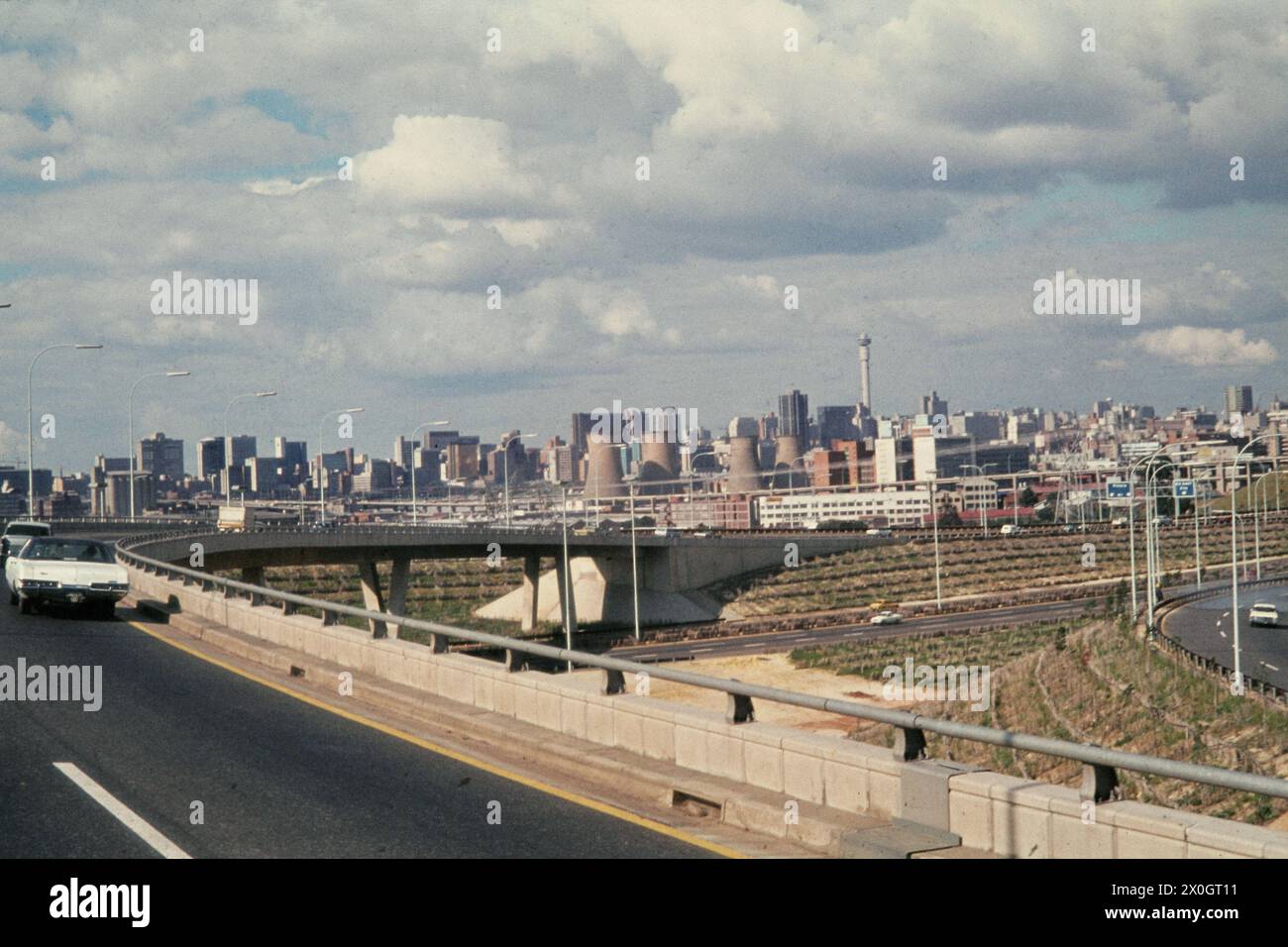 Blick von der südlichen Umgehungsstraße auf die Wolkenkratzer von Johannesburg. [Automatisierte Übersetzung] Stockfoto