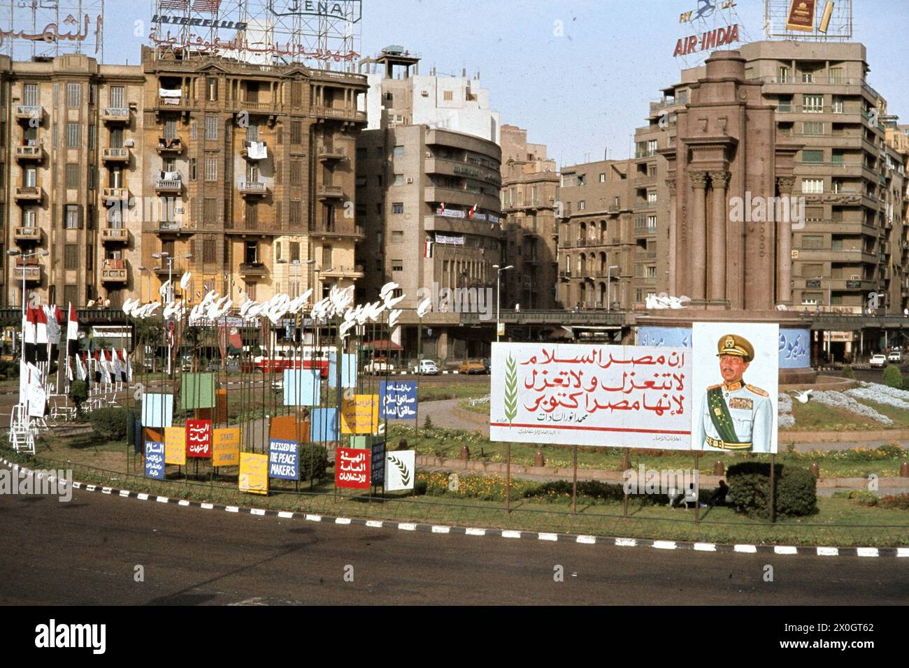 "Eine Propaganda Poster mit der Aufschrift "Adat die Friedensstifter'' vor der Wohnungen auf dem Tahrir-Platz in Kairo." Stockfoto