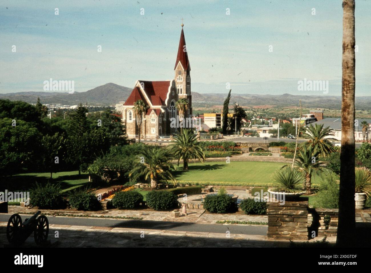 'Blick auf die 'Deutsche Evangelische Kirche'' und die Umgebung vom Regierungsgebäude 'Tintenpalast' in Windhoek. [Automatisierte Übersetzung]“ Stockfoto