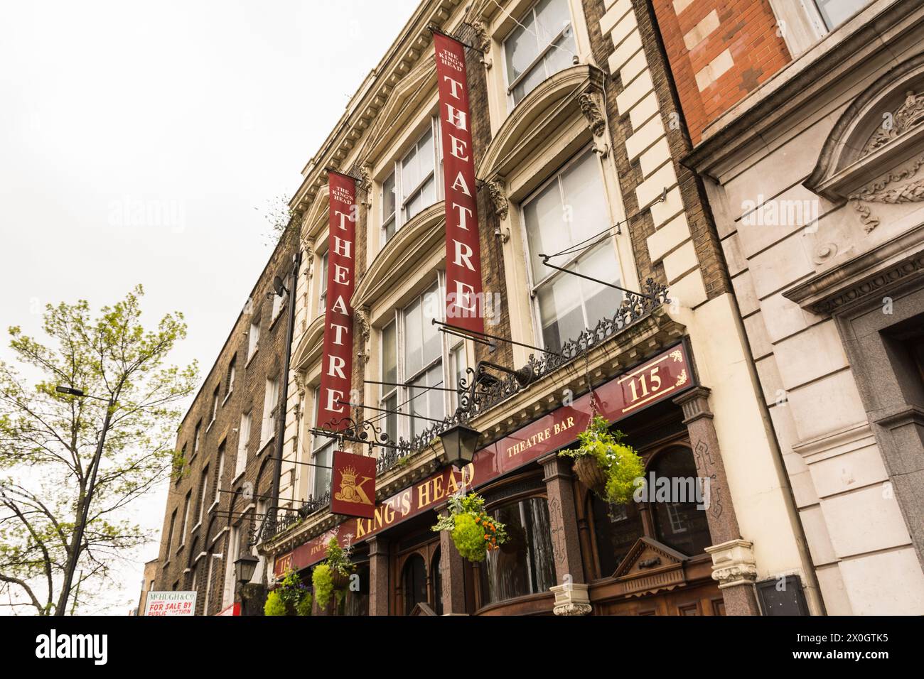 Theaterbeschilderung vor dem King's Head Pub und Theater, Upper Street, Islington, England, Großbritannien Stockfoto