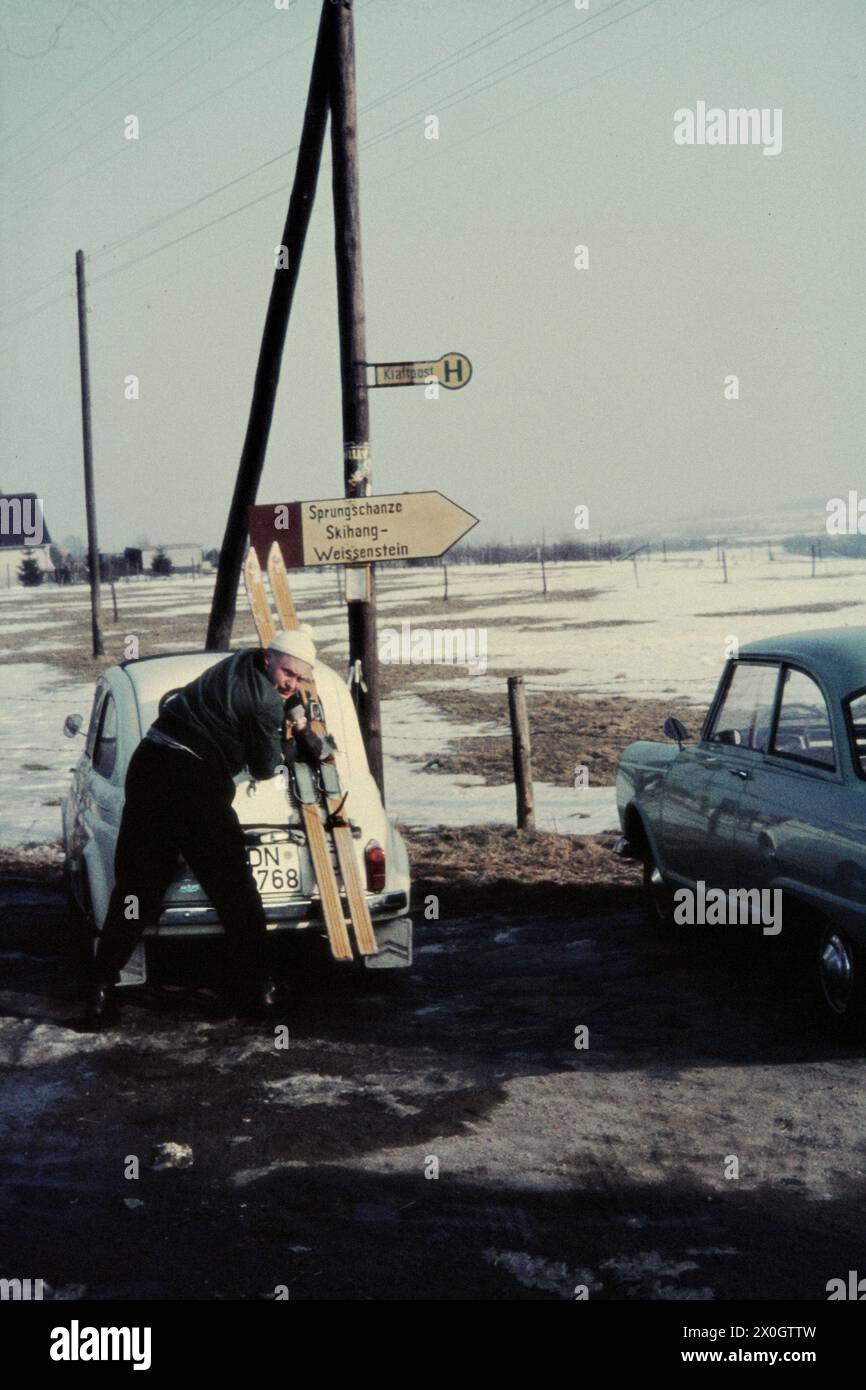 Ein Skifahrer auf dem Parkplatz des Weisser Stein (weißer Stein) Skigebiet in Udenbreth. Stockfoto