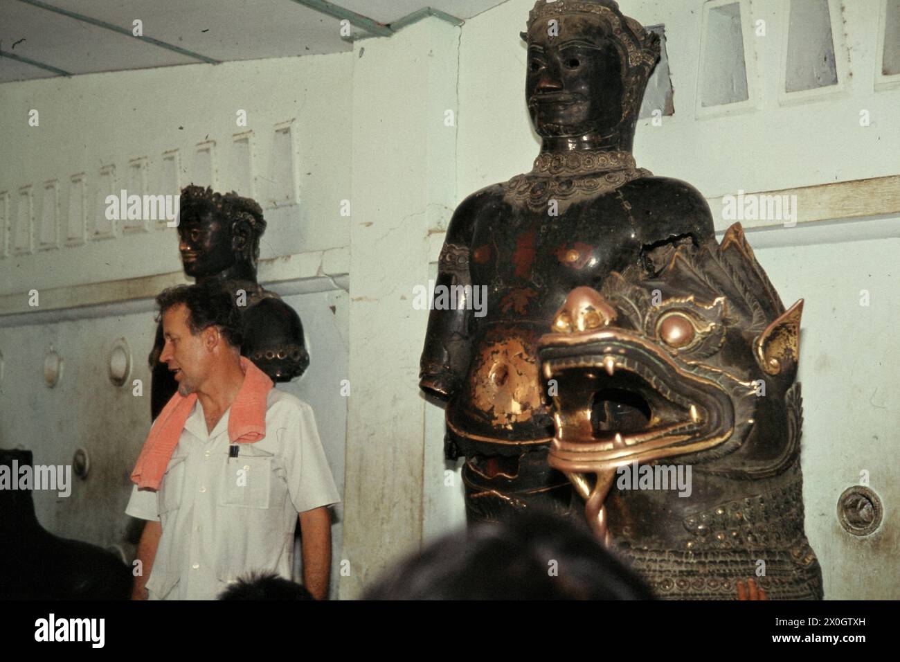 Reiseleiter Horst Manz vor bronzenen Khmer-Figuren aus Angkor Wat in einem Museum in Mandalay. [Automatisierte Übersetzung] Stockfoto