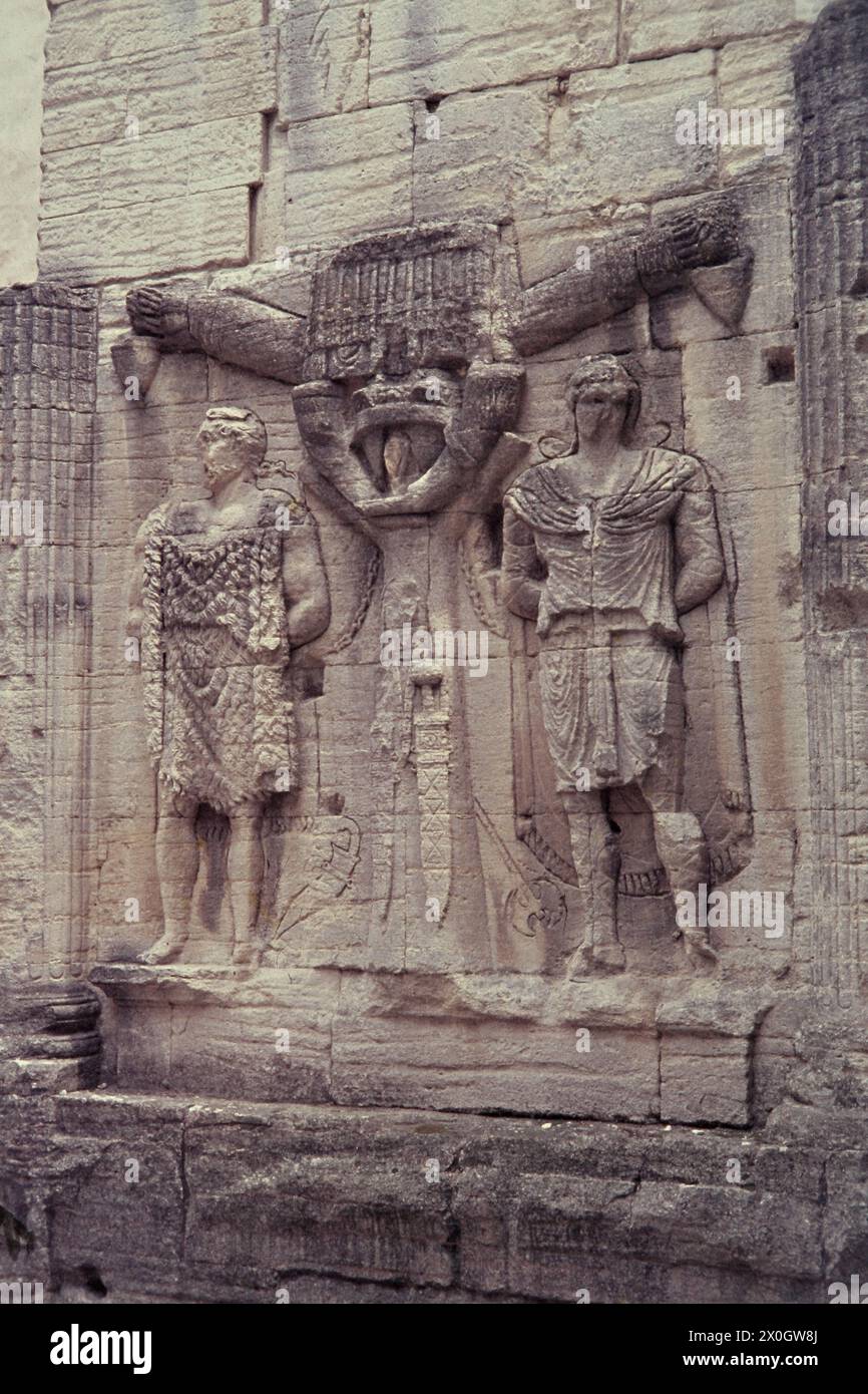 Detail eines römischen Triumphbogens aus dem ersten Jahrhundert im Palais de Justice in Carpentras. [Automatisierte Übersetzung] Stockfoto