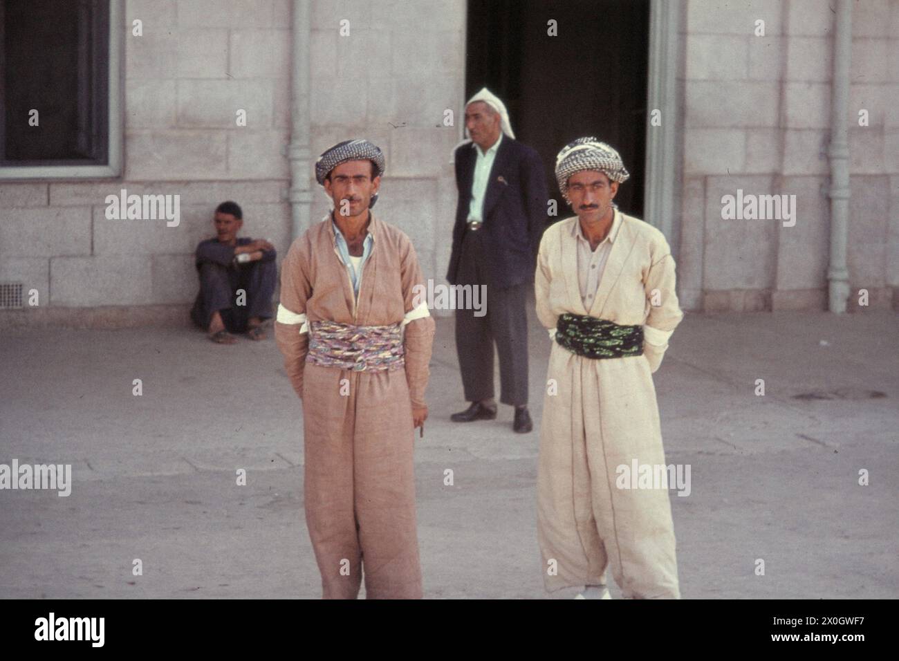 Kurdische Männer im traditionellen Kleid stehen am Bahnhof Mossul. [Automatisierte Übersetzung] Stockfoto