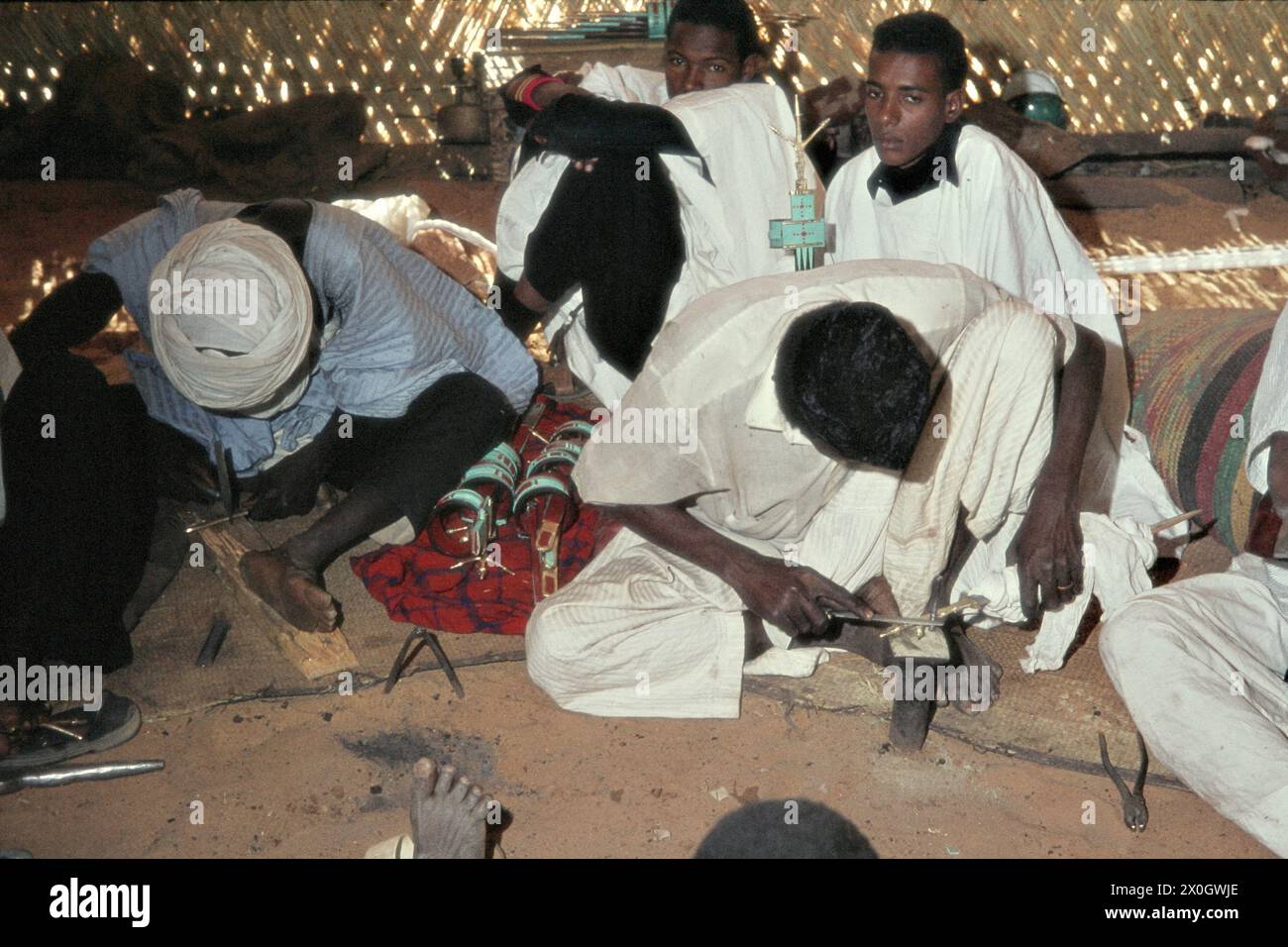 Künstler verarbeiten Metall in der Werkstatt eines Museums in Niamey. [Automatisierte Übersetzung] Stockfoto