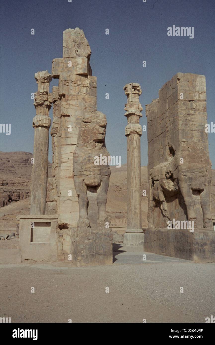 Propylae und Statuen von Stierartigen Fabelwesen auf den Überresten der Seite des Tores des Palastkomplexes Persepolis. [Automatisierte Übersetzung] Stockfoto