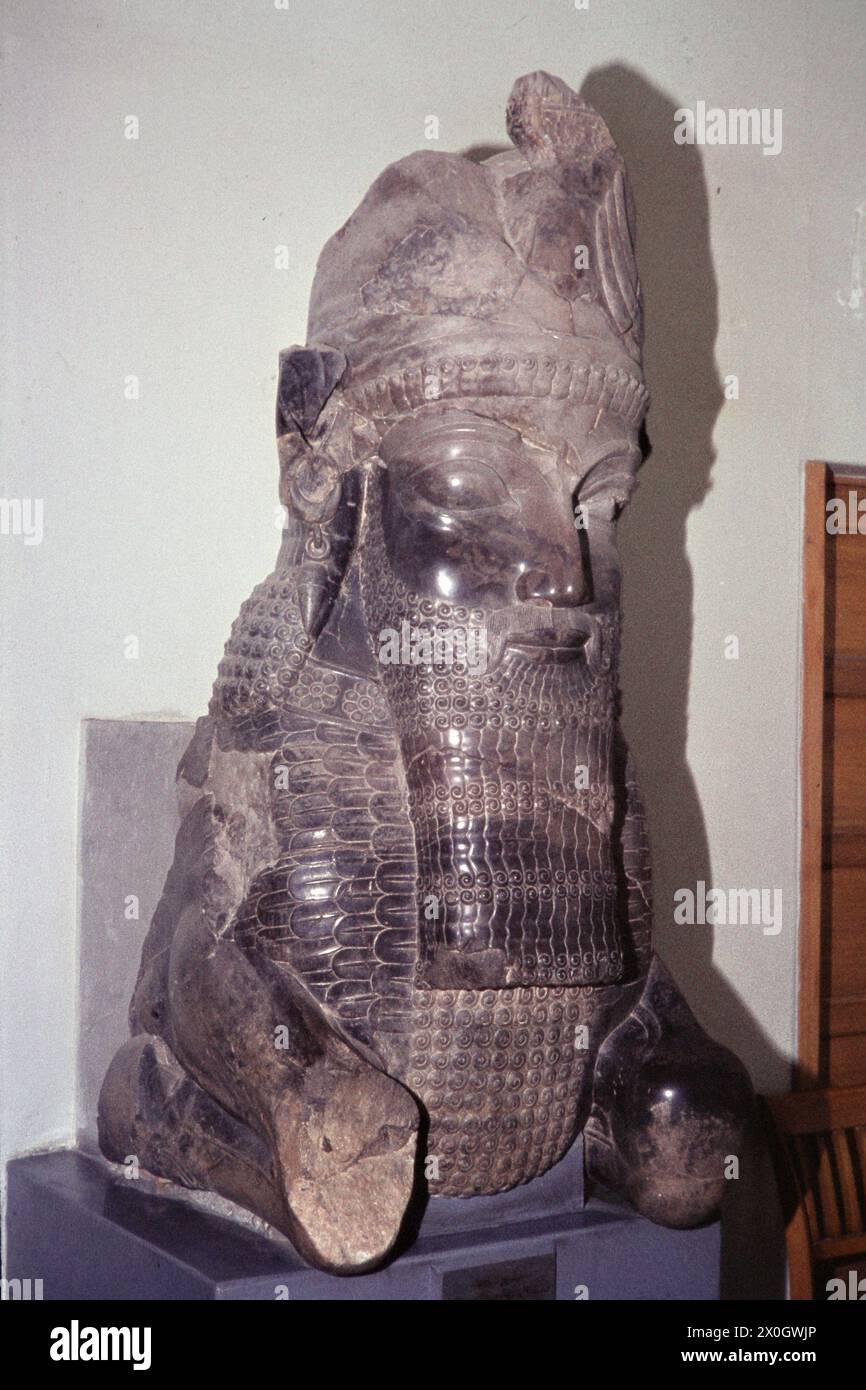 Die Büste eines fabelhaften Tieres (Menschenkopf, Tierkörper) in einem Museum in Teheran. [Automatisierte Übersetzung] Stockfoto